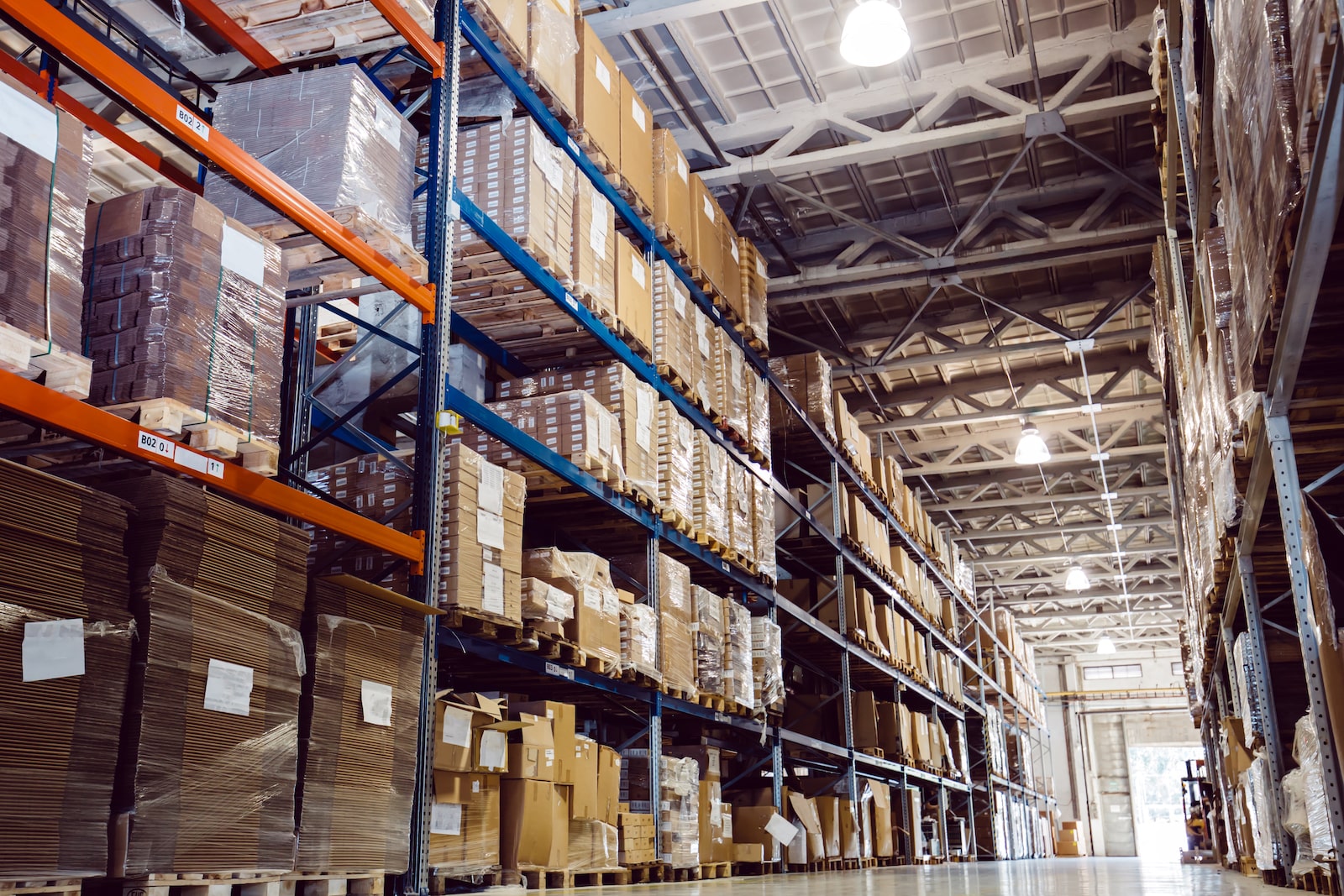 logistica-min Magazzino cin scaffali e scatoloni